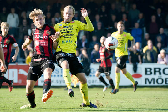 Brommapojkarnas Carl Starfelt och Mjällbys Robin Strömberg
