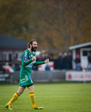 Ljungskiles Steven Old gör 3-3 på stopptid och på bilden jublar Marcus Gustafsson