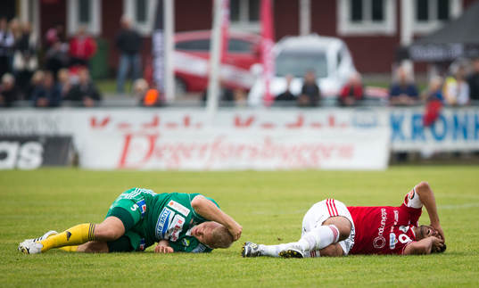 Ljungskiles Petter Björlund och Degerfors Sebastian Castro-Tello ligger ner och har ont i slutet på fotbollsmatchen i superettan mellan Degerfors och Ljungskile den 4 oktober 2014 i Degerfors.