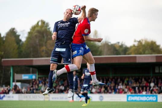 Utsiktens Daniel Forsell i kamp med Örgrytes Sebastian Ohlsson