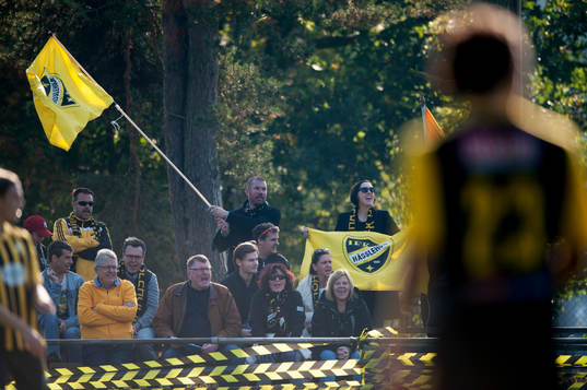 IFK Hässleholms supporters hejar fram sitt lag i matchen i division 3 mellan Tollarp och IFK Hässleholm i Tollarp  4 oktober 2014.