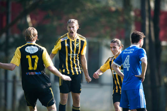 IFK Hässleholms Linus Karlsson har gjort segermålet 1-0 i matchen i division 3 mellan Tollarp och IFK Hässleholm i Tollarp  4 oktober 2014.