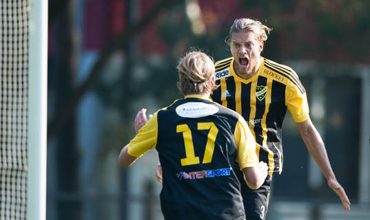 IFK Hässleholms Linus Karlsson har gjort segermålet 1-0 i matchen i division 3 mellan Tollarp och IFK Hässleholm i Tollarp  4 oktober 2014.