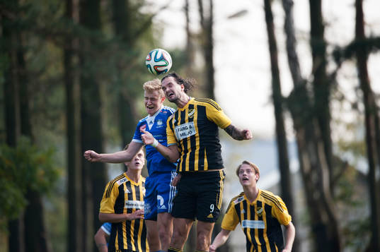  IFK Hässleholms Filip Thurn vinner nickduell i matchen i division 3 mellan Tollarp och IFK Hässleholm i Tollarp  4 oktober 2014.