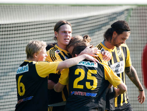 IFK Hässleholms Linus Karlsson har gjort segermålet 1-0 i matchen i division 3 mellan Tollarp och IFK Hässleholm i Tollarp  4 oktober 2014.