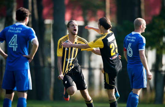 IFK Hässleholms Linus Karlsson har gjort segermålet 1-0 i matchen i division 3 mellan Tollarp och IFK Hässleholm i Tollarp  4 oktober 2014.