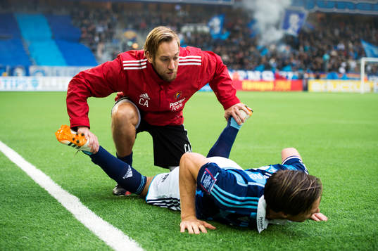 Djurgårdens Jesper Arvidsson får hjälp med stretchning av naprapat Christian Andersson