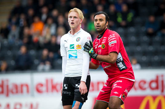 Örebros Karl Holmberg och Elfsborgs målvakt Abbas Hassan