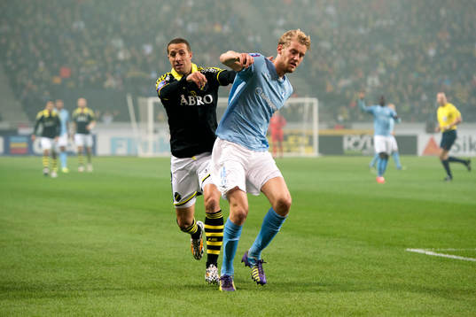 s Nils-Eric Johansson och Malmö FFs Simon Kroon under fotbollsmatchen i Allsvenskan mellan AIK och Malmö FF den 5 oktober 2014 i Stockholm. 