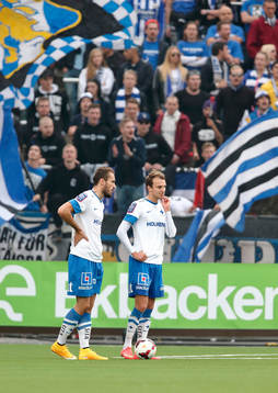 Norrköpings Emir Kujovic och Lars Christian Krogh Gerson diskuterar före frispark framför IFK Göteborgs supporters
