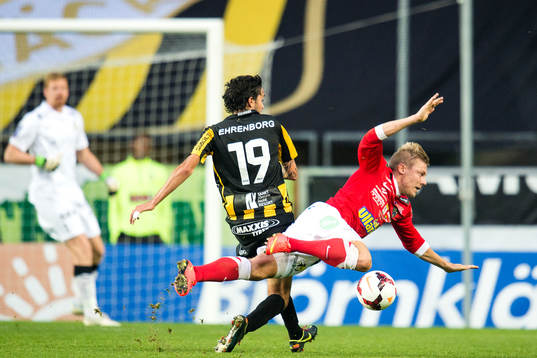 Falkenbergs Patrik Ingelsten faller