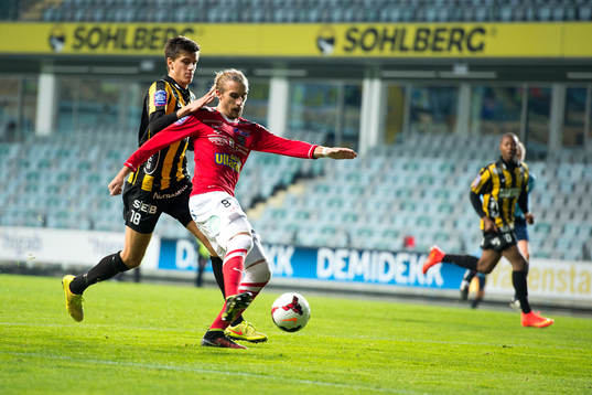 Häckens Alexander Jeremejeff jagar Falkenbergs Tobias Carlsson