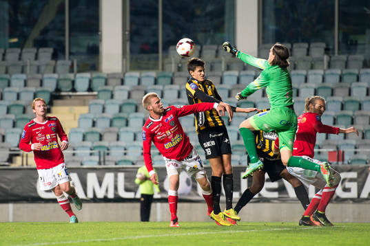 Häckens Alexander Jeremejeff i kamp med Falkenbergs målvakt Otto Martler