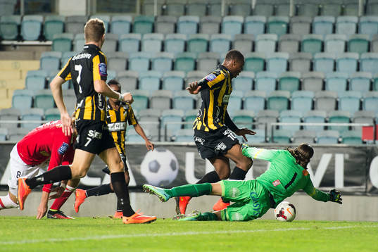 Häckens Carlos Strandberg försöker runda Falkenbergs målvakt Otto Martler