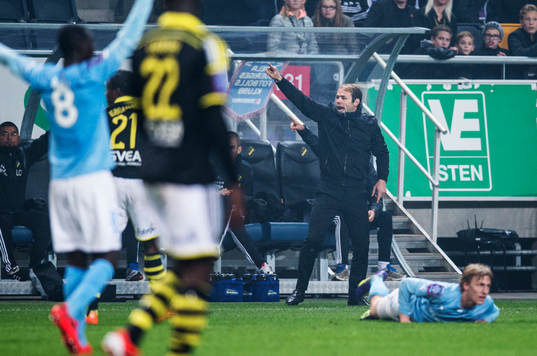 s tränare Andreas Alm gestikulerar under fotbollsmatchen i Allsvenskan mellan AIK och Malmö FF den 5 oktober 2014 i Stockholm.