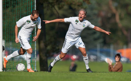  Österlens Henrik Lundgren har gjort 1-0  och grattas
