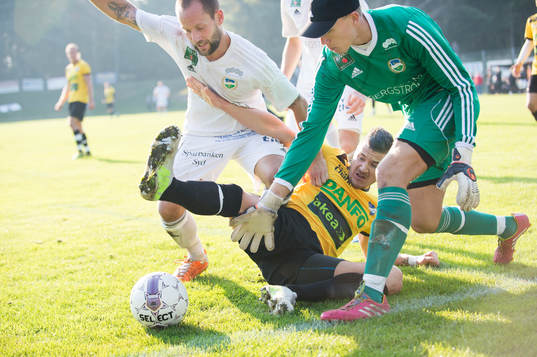 Österlen stoppar IFK Malmö i sista anfallet i matchen i division 3 mellan Österlen och IFK Malmö i Skillinge 5 oktober 2014.