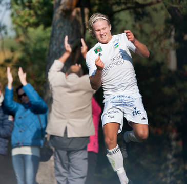  Österlens Henrik Lundgren har gjort 1-0 i matchen i division 3 mellan Österlen och IFK Malmö i Skillinge 5 oktober 2014.