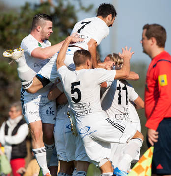  Österlens Henrik Lundgren har gjort 1-0 i matchen i division 3 mellan Österlen och IFK Malmö i Skillinge 5 oktober 2014.