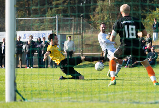 Glidtackling i matchen i division 3 mellan Österlen och IFK Malmö i Skillinge 5 oktober 2014.