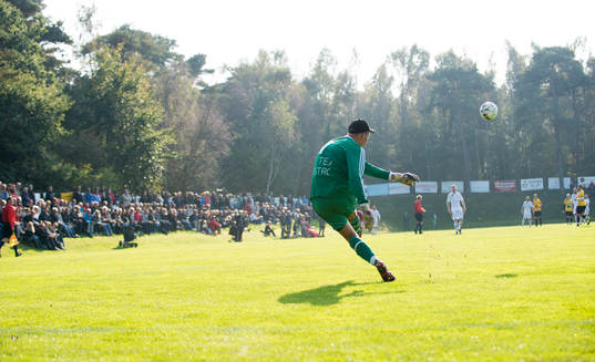 Idyllisk idrottsplats där Österlens målvakt sparkar in bollen i matchen i division 3 mellan Österlen och IFK Malmö i Skillinge 5 oktober 2014.