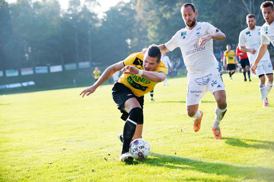 Österlen stoppar IFK Malmö i sista anfallet i matchen i division 3 mellan Österlen och IFK Malmö i Skillinge 5 oktober 2014.