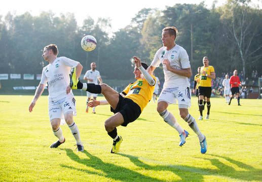 Österlen stoppar IFK Malmö i sista anfallet i matchen i division 3 mellan Österlen och IFK Malmö i Skillinge 5 oktober 2014.