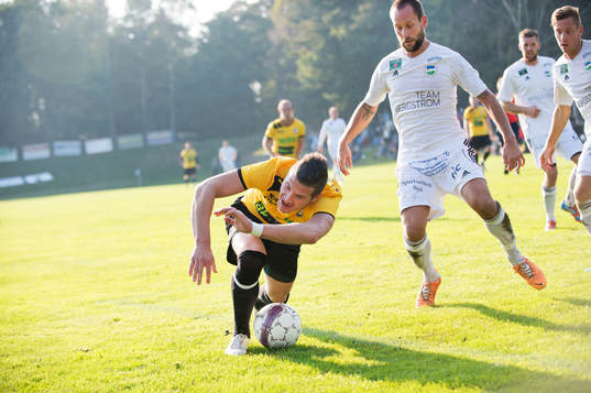 Österlen stoppar IFK Malmö i sista anfallet i matchen i division 3 mellan Österlen och IFK Malmö i Skillinge 5 oktober 2014.