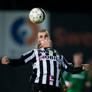  Hammarbys Kennedy Bakircicioglu tittar fram bakom en nickande Landskrona-spelare i matchen i superettan mellan Landskrona och Hammarby i Landskrona 5 oktober 2014.