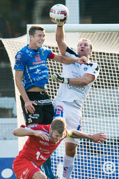 Åtvidabergs målvakt Henrik Gustavsson boxar undan bollen