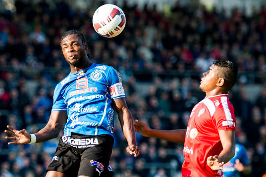 Halmstads Joseph Baffo nickar undan framför Åtvidabergs Ricardo Santos