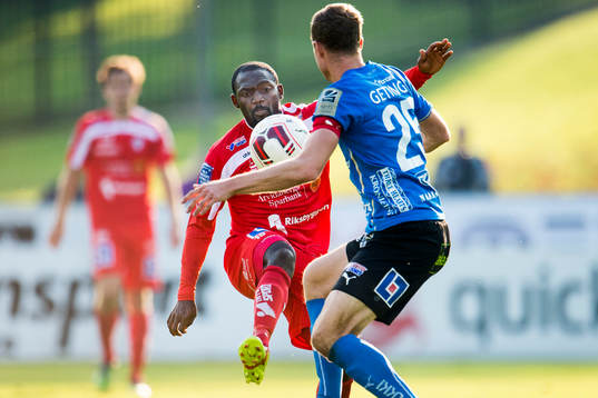 Åtvidabergs John Owoeri med bollen framför Halmstads