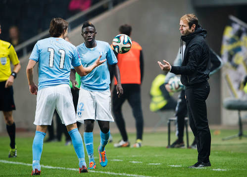 s tränare Andreas Alm ger tillslut bollen till Malmö FFs Simon Thern för inkast under fotbollsmatchen i Allsvenskan mellan AIK och Malmö FF den 5 oktober 2014 i Stockholm. 