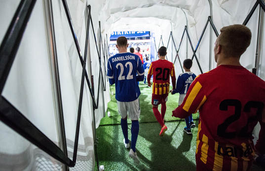 Spelarna gör entré innan fotbollsmatchen i Superettan mellan Syrianska och Sundsvall 06 oktober 2014 i Stockholm.