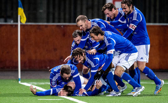 Sundsvalls Daniel Sliper gratuleras efter 1-2 målet