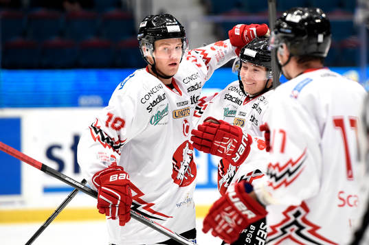 Vita Hästens Jesper Samuelsson jublar med lagkamraterna