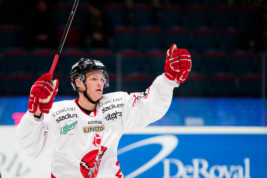 Vita Hästens Jesper Samuelsson jublar