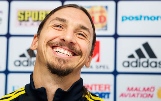Sveriges Zlatan Ibrahimovic skrattar