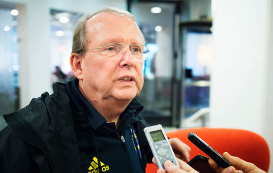 Sveriges landslagsläkare Leif Swärd intervjuas