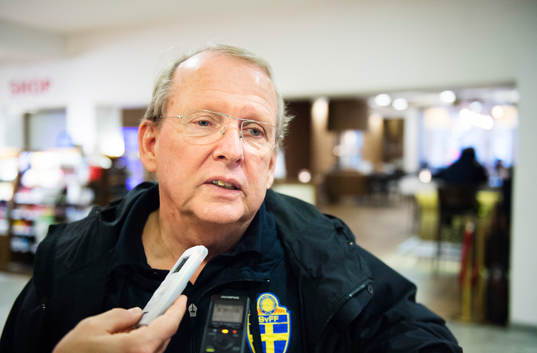 Sveriges landslagsläkare Leif Swärd intervjuas