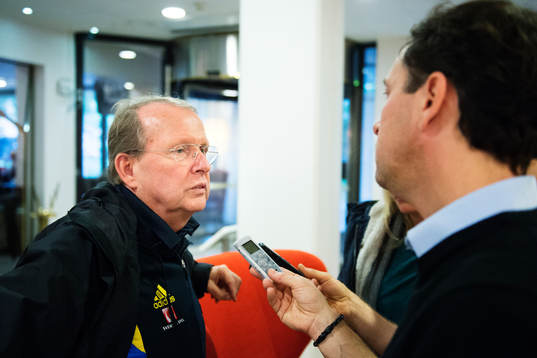 Sveriges landslagsläkare Leif Swärd intervjuas