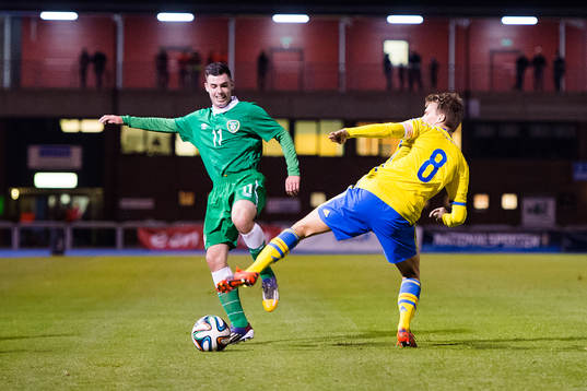 Irlands Joel Coustrain stoppas av Sveriges Elias Andersson 