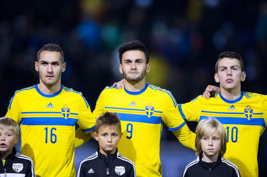  Sveriges Shkelqim Krasniqi, Valmir Berisha och Erdal Rakip håller om varandra