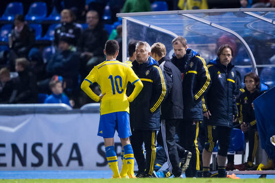  Sveriges förbundskapten Claes Eriksson instruerar Erdal Rakip