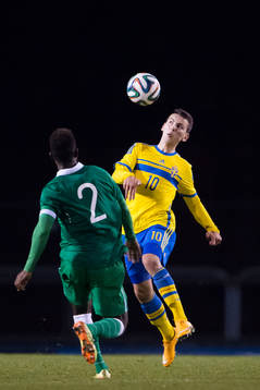 Sveriges Erdal Rakip försöker ta sig förbi Irlands Noe Baba 
