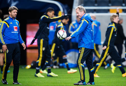 Players manager Marcus Allbäck och förbundskapten Erik Hamrén bollar