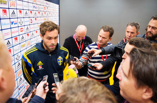 Johan Elmander blir intervjuad av media