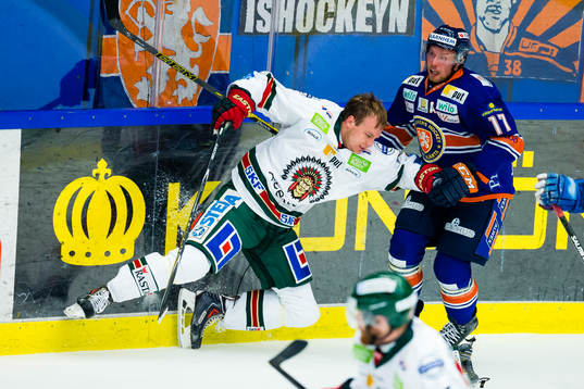 Frölundas Oliver Bohm tappar hjälmen