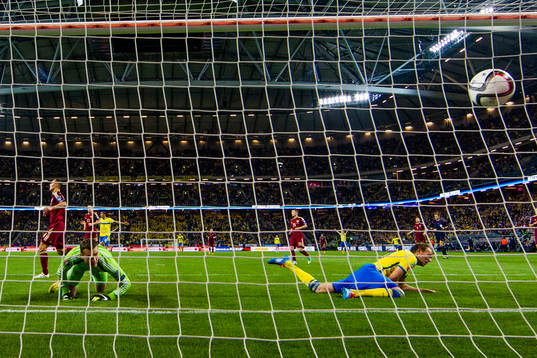 Sveriges Ola Toivonen kvitterar för Sverige till 1-1 bakom Rysslands målvakt Igor Akinfeev