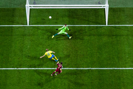 Sveriges Ola Toivonen kvitterar för Sverige till 1-1 bakom Rysslands målvakt Igor Akinfeev uppvaktad av Rysslands Sergei Ignashevich